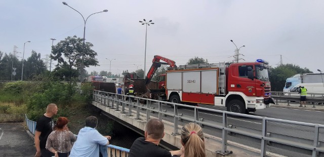Na trasie Dk86 w Katowicach doszło do wypadku ciężarówki ze złomem.