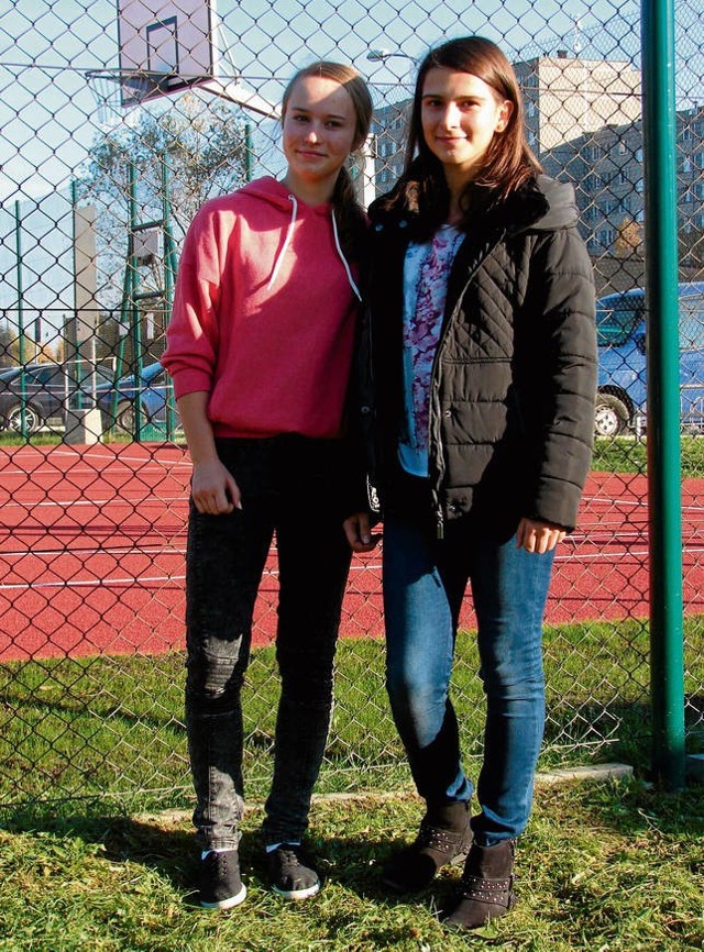 Oliwia Jachym i Emilia Kowalska boisko mogą na razie obejrzeć tylko zza ogrodzenia. Otwarcie zaplanowano dopiero na wiosnę