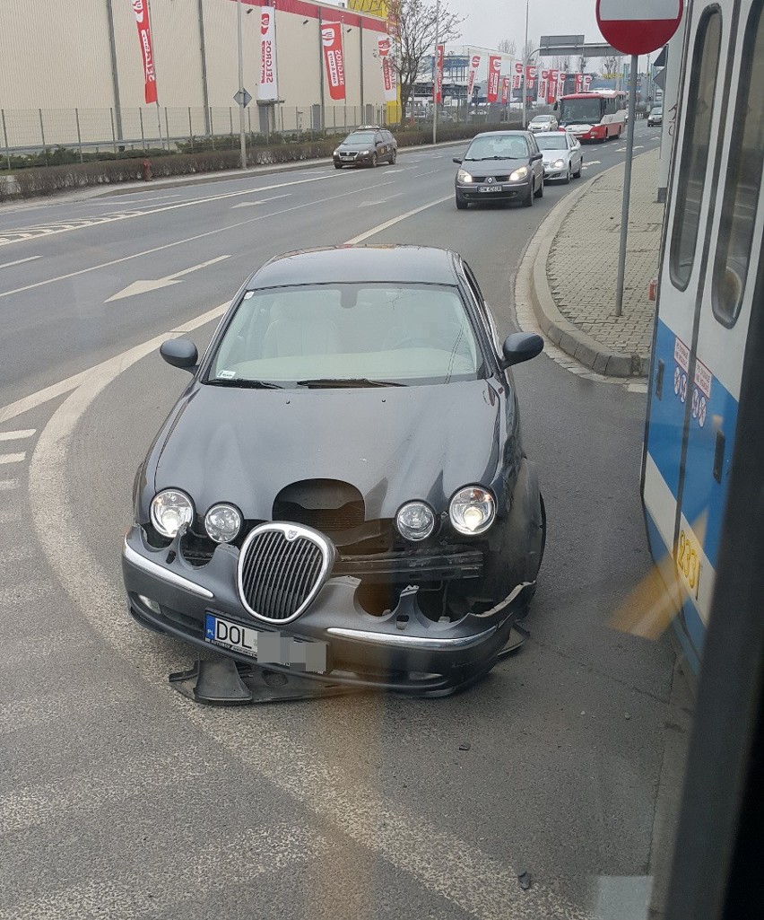 Jaguar uderzył w tramwaj