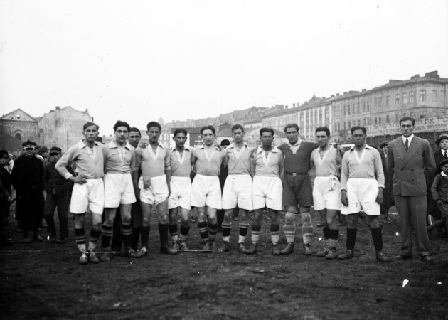 1932 r. Drużyna piłkarska Żydowskiego Klubu Sportowego...