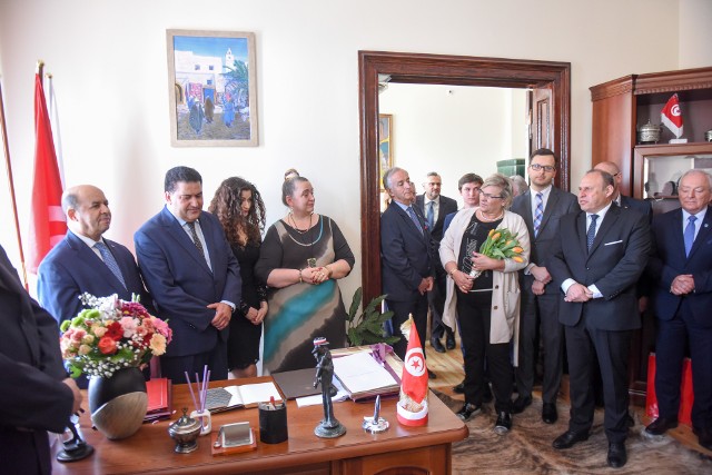 Konsulat Honorowy Tunezji w Toruniu mieści się przy ul. Warszawskiej. Został otwarty 16 kwietnia