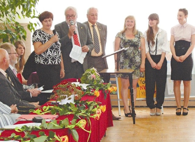 Dyrektor szkoły Eugeniusz Saczko chwalił uczniów za ich sukcesy, pracowitość na lekcjach oraz aktywne uczestnictwo w zajęciach pozaszkolnych.