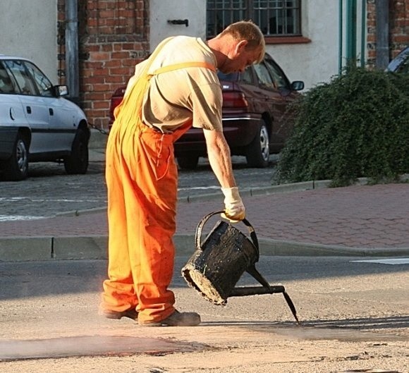 Miasto zabrało się za uzupełnianie dziur na ulicach starą metodą i nikt z urzędników nie myśli o jej zmianie. Mieszkańcy zastanawiają się, jak długo wytrzymają nowe łaty.