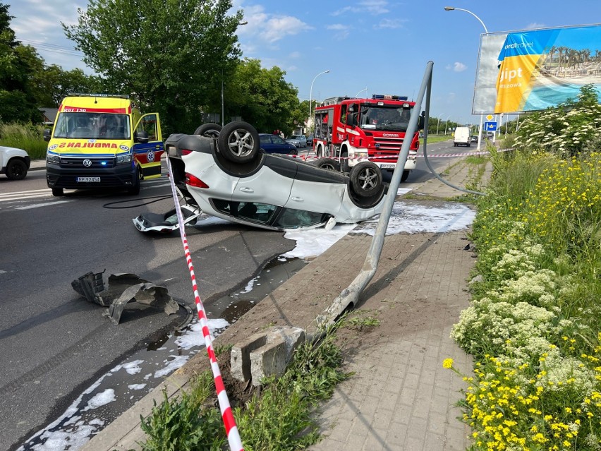 Wypadek na ul. Lwowskiej w Przemyślu. Samochód uderzył w latarnię i dachował [ZDJĘCIA]