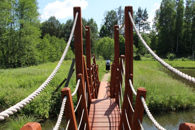 Silvarium to niezwykły park leśny w Poczopku. Znajduje się tu rzeczka z ciekawymi mostkami, magiczny łańcuch, który wisi w powietrzu, dom sów w którym możemy podziwiać te piękne ptaki, a także ul, który jest przeszklony i dzieci na własne oczy mogą się przekonać jak pracują owady.