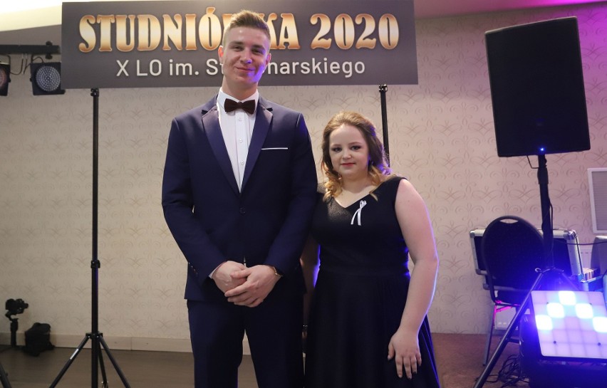 Studniówka 2020 X Liceum Ogólnokształcącego imienia Stanisława Konarskiego w Radomiu. Młodzież bawiła się w hotelu Aviator