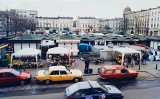 Bydgoszcz na zdjęciach z lat 90. Kolejki do pierwszych hipermarketów, na ulicach polonezy [zdjęcia]