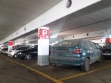 Renault megane zniknęło z płatnego parkingu Galerii Łódzkiej. Kto odebrał zakurzone auto?