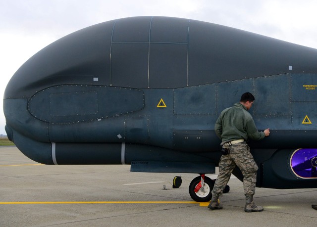 Dron RQ-4 Global Hawk. Taki właśnie został zestrzelony przez Irańczyków