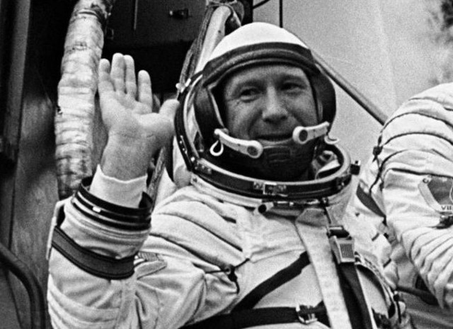 Aleksiej Leonow był jednym z najbardziej znanych radzieckich i rosyjskich kosmonautów. Przeszedł do historii jako pierwszy człowiek, który podczas lotu w kosmos wyszedł z pojazdu w otwartą przestrzeń kosmiczną