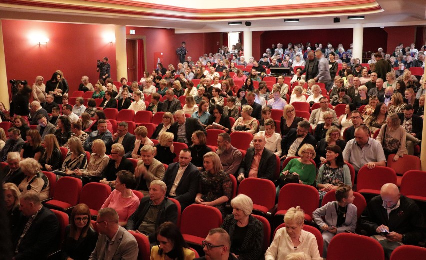 Jubileuszowy X Koncert Muzyki Filmowej z kompletem słuchaczy w teatrze w Grudziądzu. Zobacz zdjęcia
