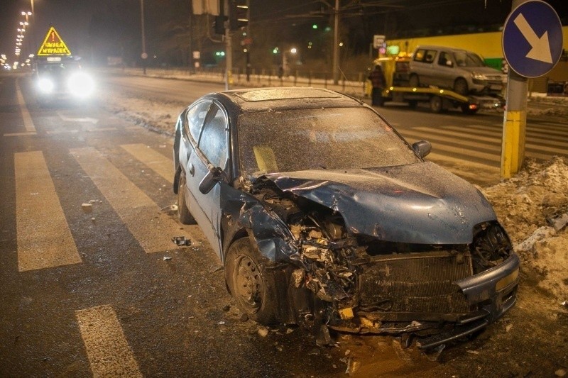 Wypadek Rydzowa Szparagowa. Kierowca przejechał na czerwonym świetle [FILM, zdjęcia]