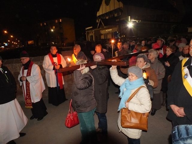 Krzyż misyjny podczas piątkowej Drogi Krzyżowej w Starachowicach niosły delegacje środowisk związanych z parafią Wszystkich Świętych