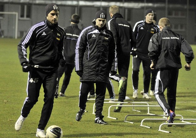 Rafał Ulatowski ma nad czym  myśleć. Josip Tadić (z lewej) nie zdobył jeszcze bramki w Ekstraklasie