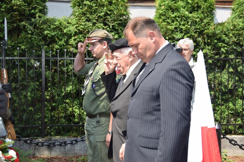 Hołd dla 30 ofiar pacyfikacji Radwanowic w miejscu kaźni hitlerowskiej. Wspomnienia bestialskiego mordu [ZDJĘCIA] 