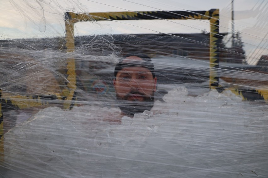 Łukasz Szpunar z Tarnobrzega ponad godzinę stał w skrzyni pełnej lodu. W Kazimierzy Wielkiej przygotowywał się do bicia rekordu Guinessa