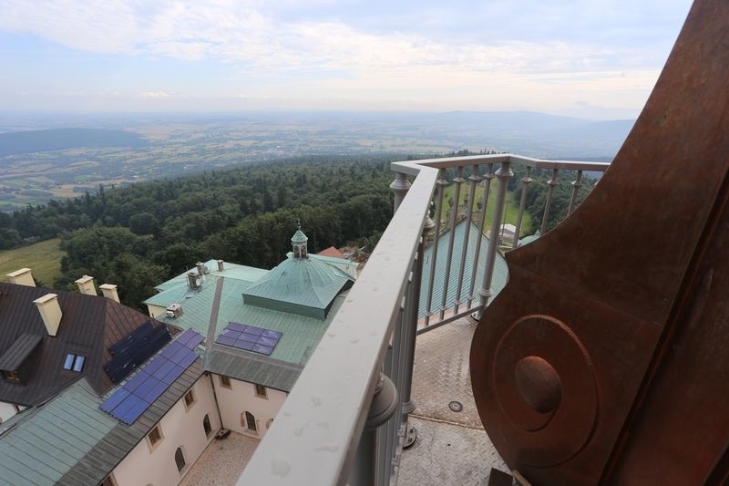 Piękne widoki rozciągających się z odbudowanej wieży na...