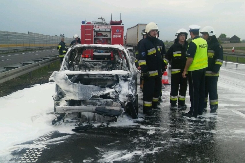 Wypadek na A1 w powiecie świeckim. Zapaliło się auto z czteroosobową rodziną