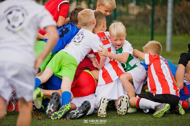 Organizatorem rozgrywek jest Krośnieńska Akademia Piłkarska Bardomed. Trenuje w niej ponad 900 dzieci