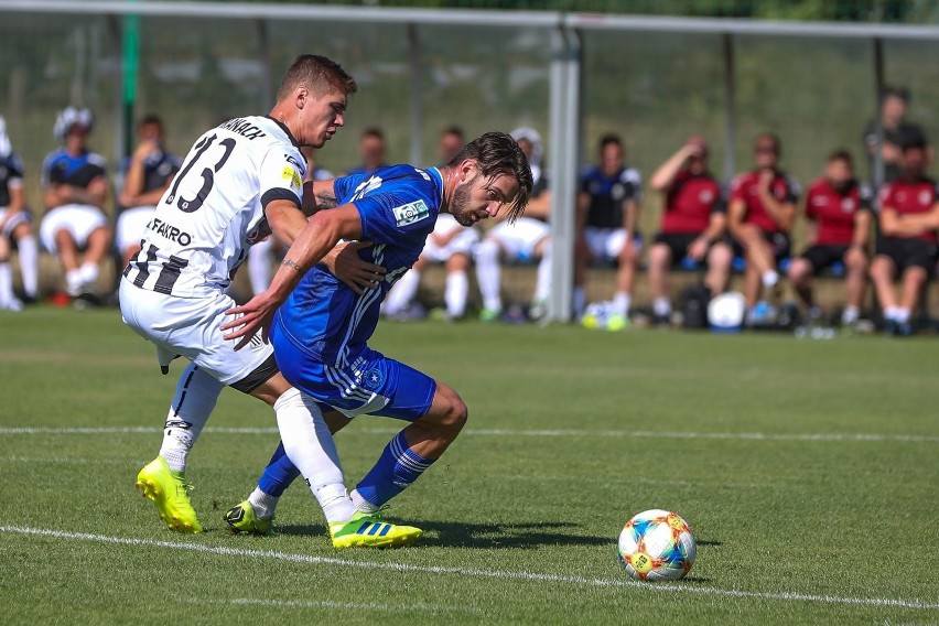 Jean Carlos Silva z Wisły Kraków podczas sparingu z Sandecją...