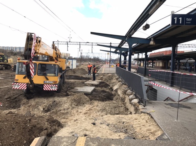 Realizowane przedłużenie przejścia podziemnego od stacji i wejście do tunelu od węzła transportowego to dwa z czterech etap&oacute;w.