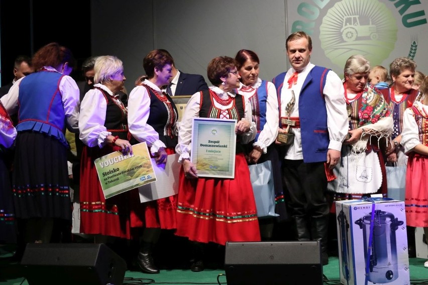 Laureaci z powiatu kieleckiego na gali Rolnik Roku 2018 w Kielcach. Tak odbierali laury i się bawili                                 