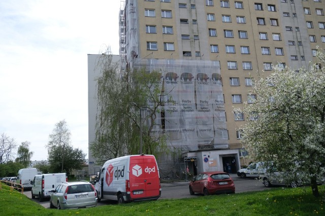 Trwa remont bloku przy ul. Stanisława Struzika w Zabrzu, gdzie 23 marca doszło do wybuchu gazu; Zobacz kolejne zdjęcia. Przesuwaj zdjęcia w prawo - naciśnij strzałkę lub przycisk NASTĘPNE >>>