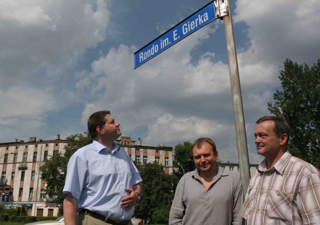 Grzegorz Pisalski, Maciej Adamiec i Marek Godek uważają, że rondo nazwane imieniem E. Gierka jest hołdem dla jego osiągnięć