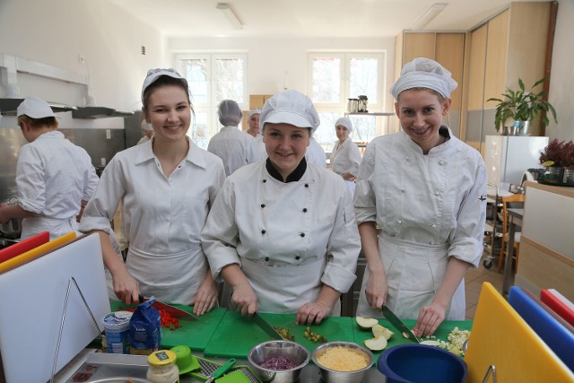 Dziewczyny mają mnóstwo pomysłów na nowe potrawy. Od lewej: Ela Mankiewicz, Karolina Płońska i Ula Szydłowska.