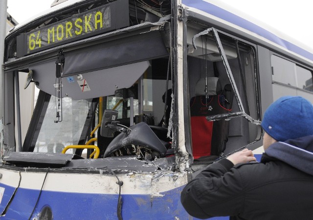 Policja szuka świadków zdarzenia, w wyniku którego śmierć poniósł pasażer autobusu linii nr 64.