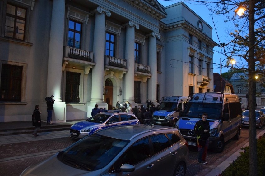 Protest przed siedzibą łódzkiej kurii przeciwko ukrywaniu przypadków pedofilii w kościele ZDJĘCIA