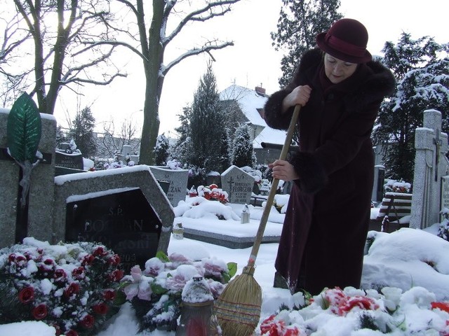 Głogowianka Zdzisława Gubicz-Sobecka chce, by uczniowie Ekonomika zaopiekowali się grobem zmarłego przed laty polonisty