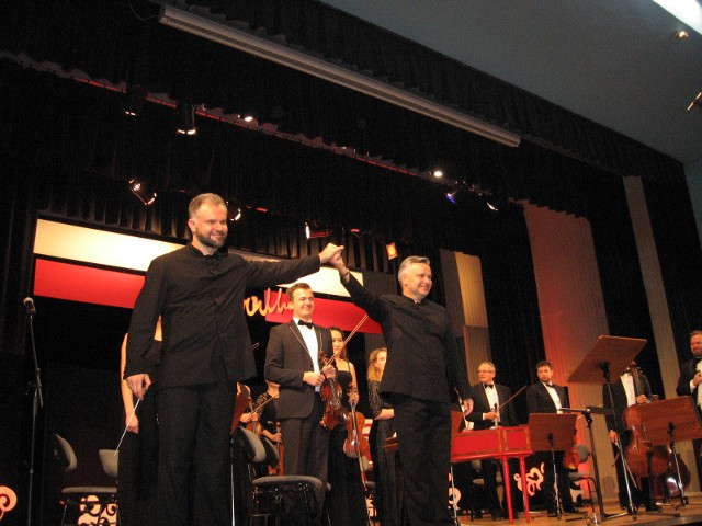 W finale koncertu: Marcin Bronikowski (z prawej), dyrygent Jan Jakub Bokun i Radomska Orkiestra Kameralna.