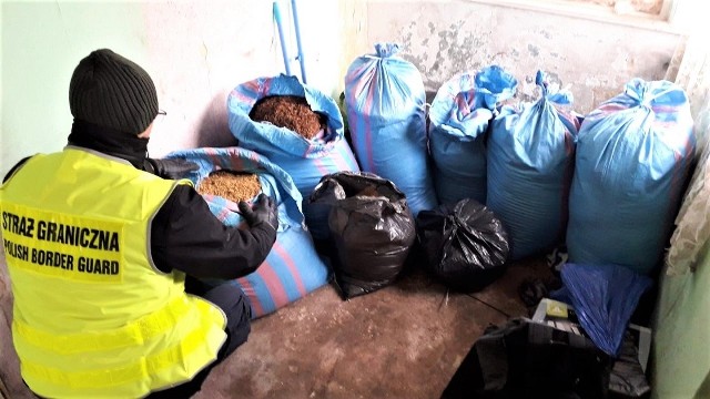 W pomieszczeniach budynku w Rzeszowie strażnicy graniczni znaleźli 8 worków wypełnionych nielegalną krajanką tytoniową, o wartości ponad 63 tys. złotych.