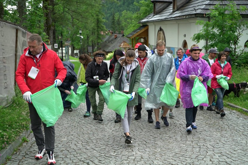 Sprzątali tatrzańskie szlaki. Znieśli z nich 220 kg śmieci [ZDĘCIA]