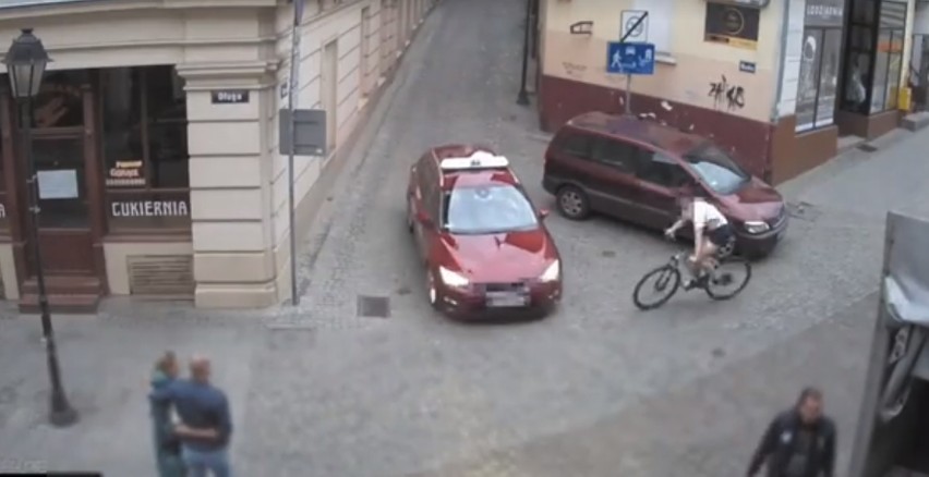 Dla rowerzysty wypadek na ulicy Długiej w Bydgoszczy mógł się zakończyć tragicznie [wideo, zdjęcia]