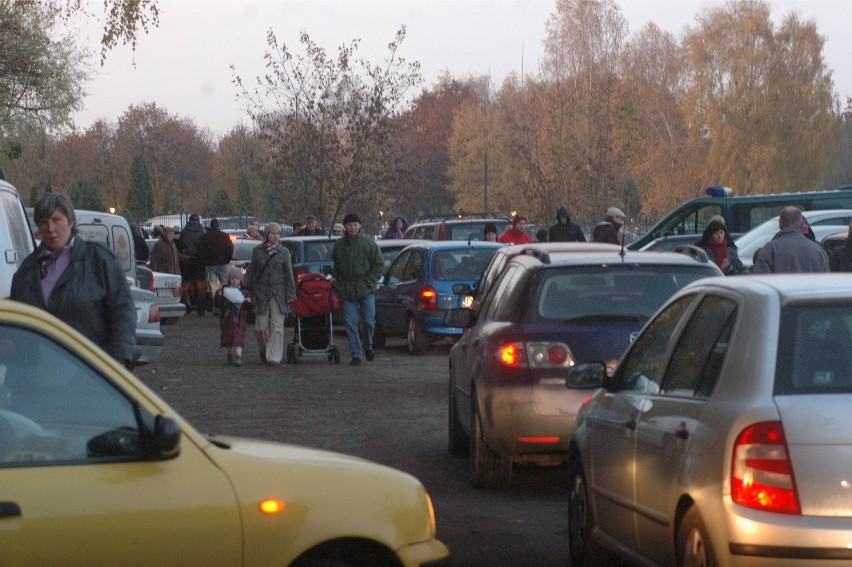 Przed cmentarzami trzeba teraz spodziewać się wzmożonego...