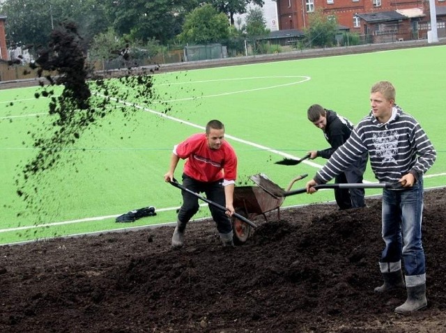 Przy pracach pomagają też chłopacy z osiedla