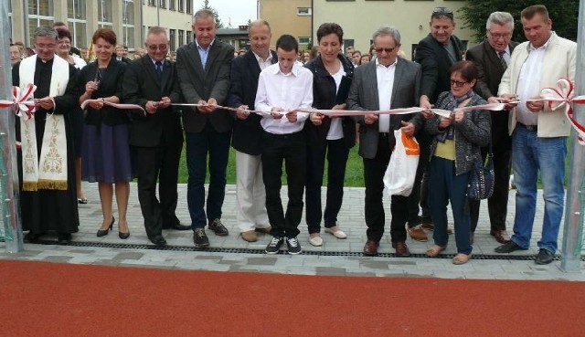 W poniedziałek otwarto najnowocześniejsze boisko wielofunkcyjne przy szkole w Bukowie.   