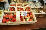 Ceny owoców i warzyw na targu w Katowicach nie spadają. Truskawki, czereśnie i pomidory nie chcą tanieć