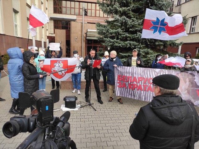 Manifestacja przed Podlaskim Urzędem Wojewódzkim przeciwko łamaniu praw człowieka na Białorusi (19.02)