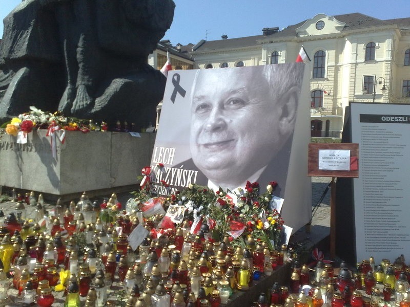 Bydgoszczanie wspólnie oglądają pogrzeb prezydenta Lecha Kaczyńskiego [wideo, zdjęcia]