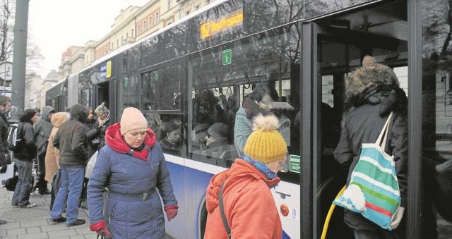 Podróżowanie zatłoczonym autobusem linii 152 niewiele ma wspólnego z komfortem, a za bilet płacić trzeba