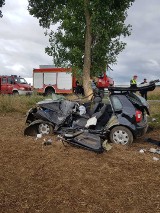 Wypadek w Bobrowicach. Zasnął za kierownicą i uderzył w drzewo