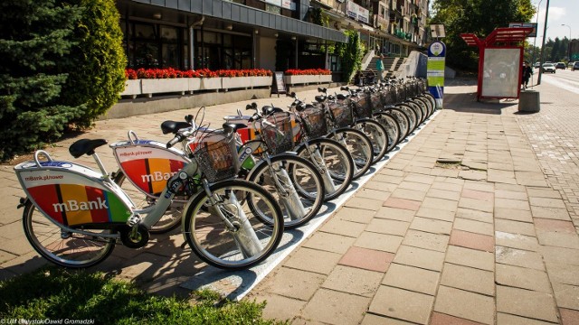Trzeci sezon BiKeRa w Białymstoku rozpoczął się wraz z nadejściem kalendarzowej wiosny – 21 marca. Od tego dnia z miejskich rowerów białostoczanie skorzystali już ponad 100 tysięcy razy. Od początku istnienia stacji w naszym mieście, czyli od 2014 roku, odnotowano ponad 920 tysięcy wypożyczeń. To oznacza, że wkrótce ta liczba przekroczy pierwszy milion.W systemach rowerów miejskich, których operatorem jest Nextbike Polska (firma odpowiedzialna za stacje rowerowe w największych miastach Polski), właśnie odnotowano 11-milionową rejestrację polskiego rowerzysty miejskiego. Największa liczba wypożyczeń jest zarejestrowana obecnie w następujących miastach:[lista=1][*]Warszawa – 6,3 mln wypożyczeń[*]Wrocław – 1,6 mln wypożyczeń[*]Białystok – 920 tys. wypożyczeń[*]Lublin – 790 tys. wypożyczeń[*]Poznań – 340 tys. wypożyczeń[*]Opole – 248 tys. wypożyczeń[*]Łodź – 146 tys. wypożyczeń[/lista]– Ten wynik to zasługa stale powiększającego się grona białostoczan, którzy pokochali nasze BiKeRy i coraz chętniej z nich korzystają – mówi zastępca prezydenta Robert Jóźwiak. – Wszystko wskazuje, że ten sezon przyniesie nowy rekord wypożyczeń.
