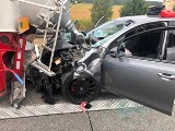 Poważny wypadek na A2 koło Świebodzina. Osobowe auto wjechało w tył cysterny