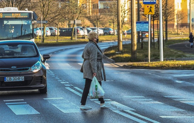 Nowe przepisy dla kierowców i pieszych 2021. Niektórzy nazywają to nawet ogromną rewolucją na polskich drogach. Nowe pomysły są już przesądzone i wejdą w życie od 1 czerwca 2021. Zobaczcie, na co będzie trzeba zwrócić uwagę. To musi wiedzieć każdy kierowca w Polsce! Szczegóły na kolejnych stronach ---->