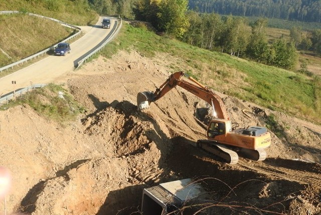 Jedna z dróg jest w budowie, z kolei druga ma już wybranego wykonawcę. Stabilizowane są tam także osuwiska zagrażające nowym drogom. Roboty potrwają do grudnia.