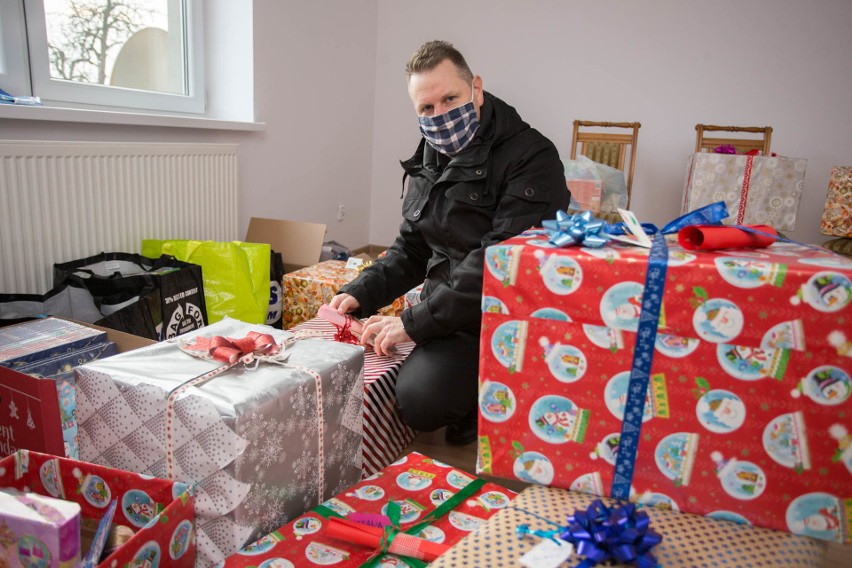 Pani Danuta prosi o cienkie rajstopy, a pani Henryka o landrynki. Mikołaj z paczkami dla seniorów, dzieci i bezdomnych już jedzie! [ZDJĘCIA]