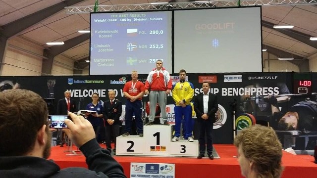 Konrad Kwietniewski (na najwyższym stopniu podium) wywalczył tytuł mistrza świata juniorów do lat 23 w wyciskaniu sztangi na ławeczce.